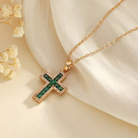 Solene Collar con Dije de Cruz de Esmeralda | Oro