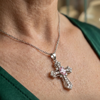 Collar de Cruz Rosa Celestial | Oro Blanco