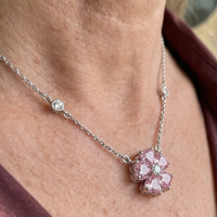 Collar con Colgante de Flor Petalglow | Oro Blanco