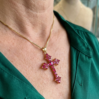 Collar Cruz Cluster Rosa | Oro