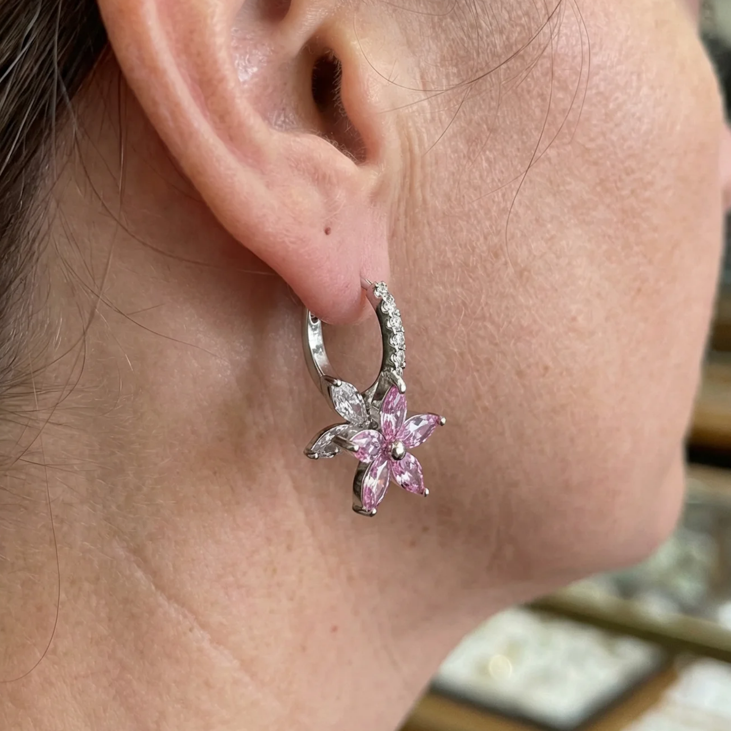 Thalia Pink Petalburst Aretes | Oro Blanco
