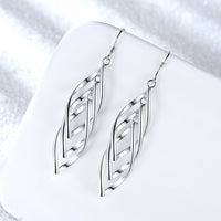 Solenne Aretes Onda Tejida | Oro Blanco