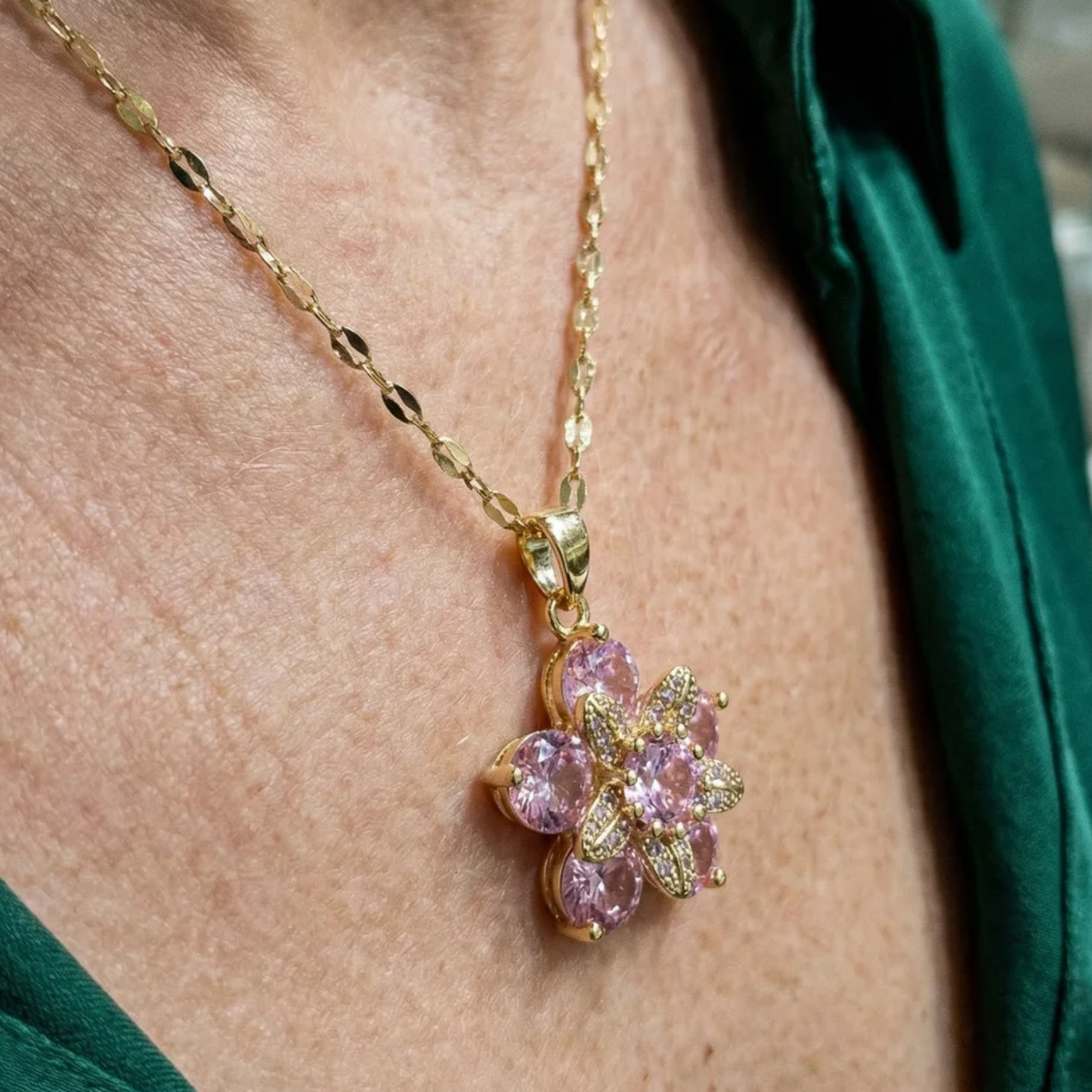 Amorea Collar de Flor Rosa | Oro