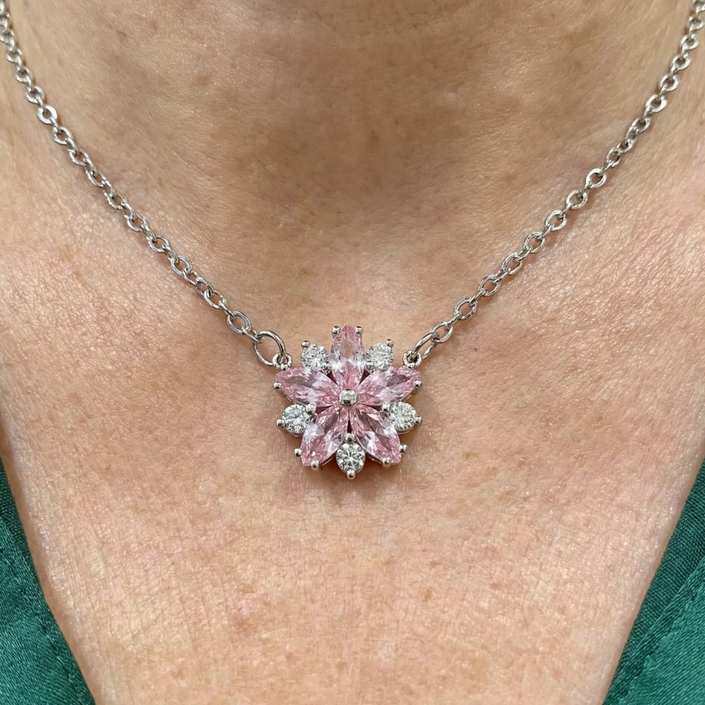 Collar Flor de Cerezo | Oro Blanco