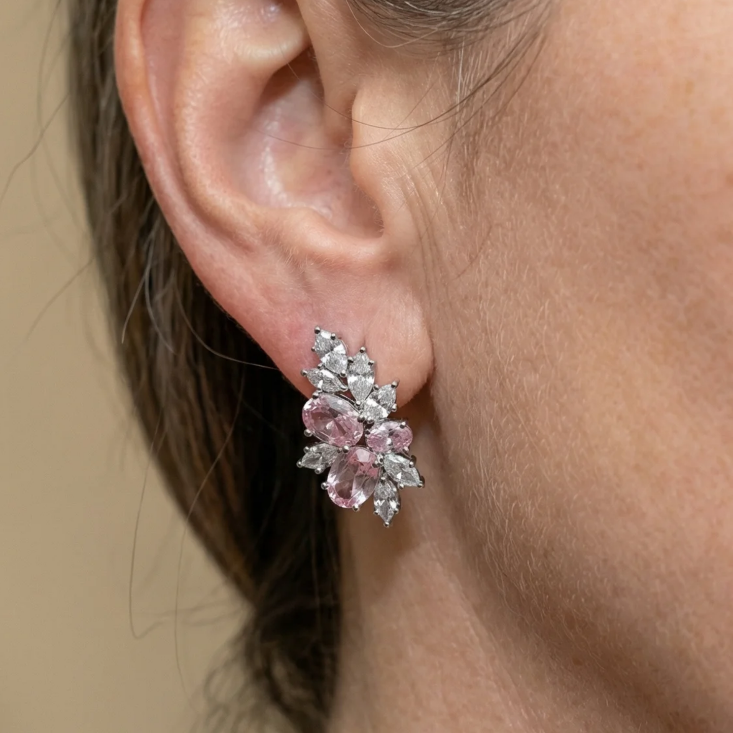 Lyra Blushbloom Aretes | Oro Blanco