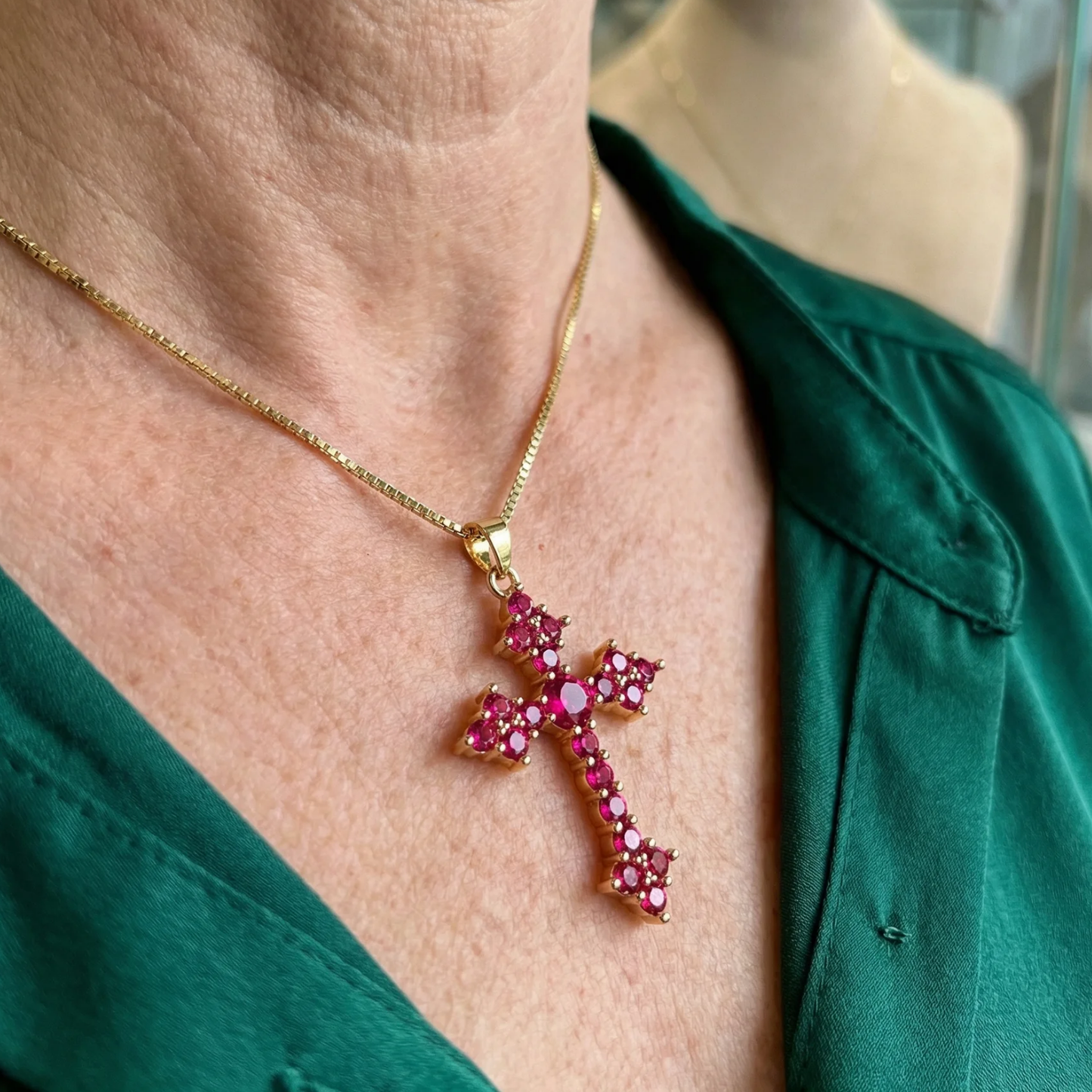 Collar Cruz Cluster Rosa | Oro