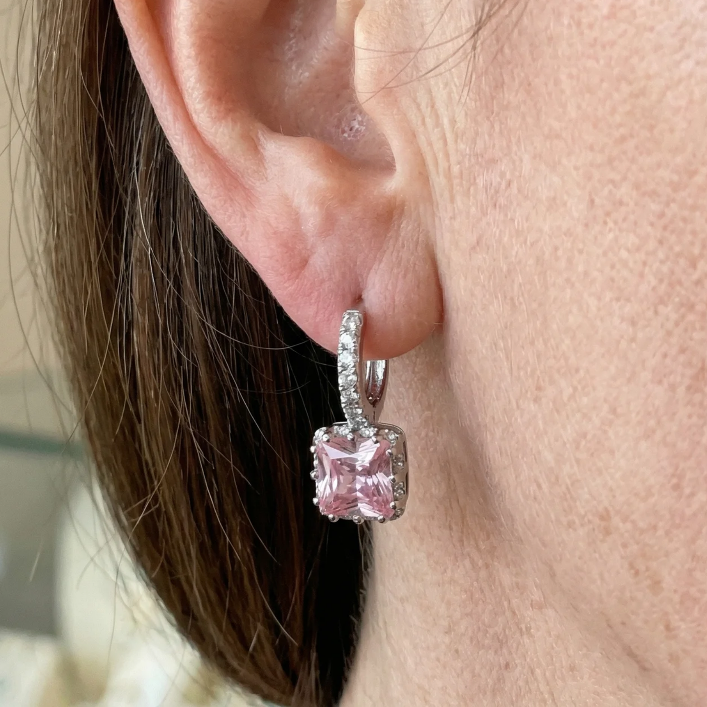 Aretes Huggie Pink Radiance | Oro Blanco