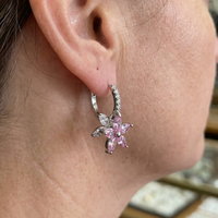 Thalia Pink Petalburst Aretes | Oro Blanco