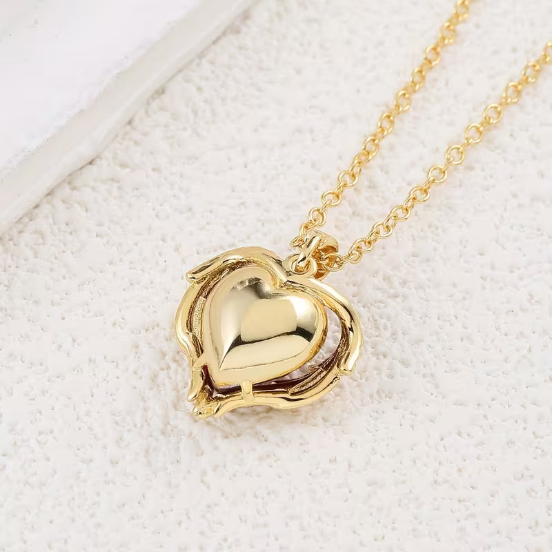 Collar de Corazón de Rubí Angel Embrace | Oro