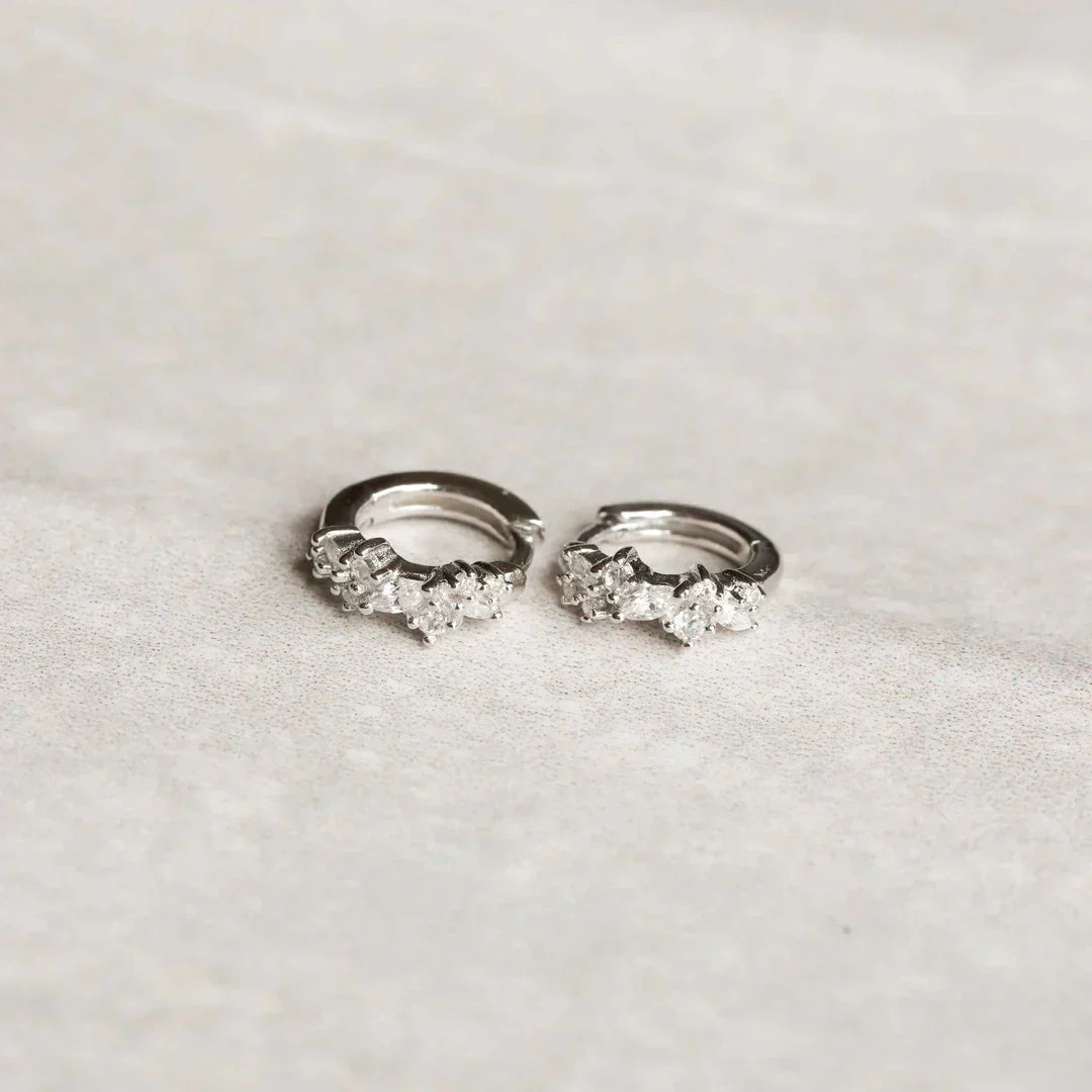 Aretes Huggie Cluster de Cristal | Oro Blanco
