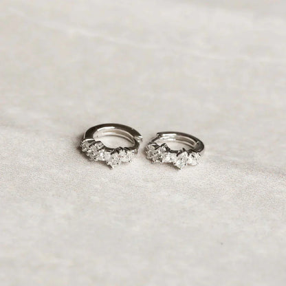 Aretes Huggie Cluster de Cristal | Oro Blanco