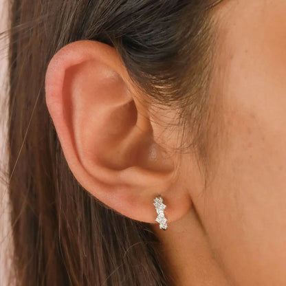 Aretes Huggie Cluster de Cristal | Oro Blanco