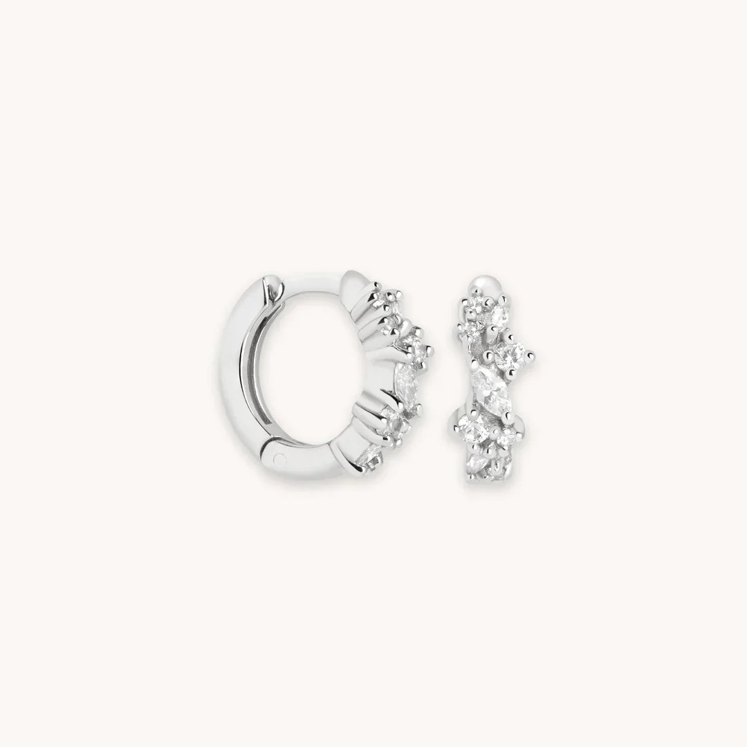Aretes Huggie Cluster de Cristal | Oro Blanco