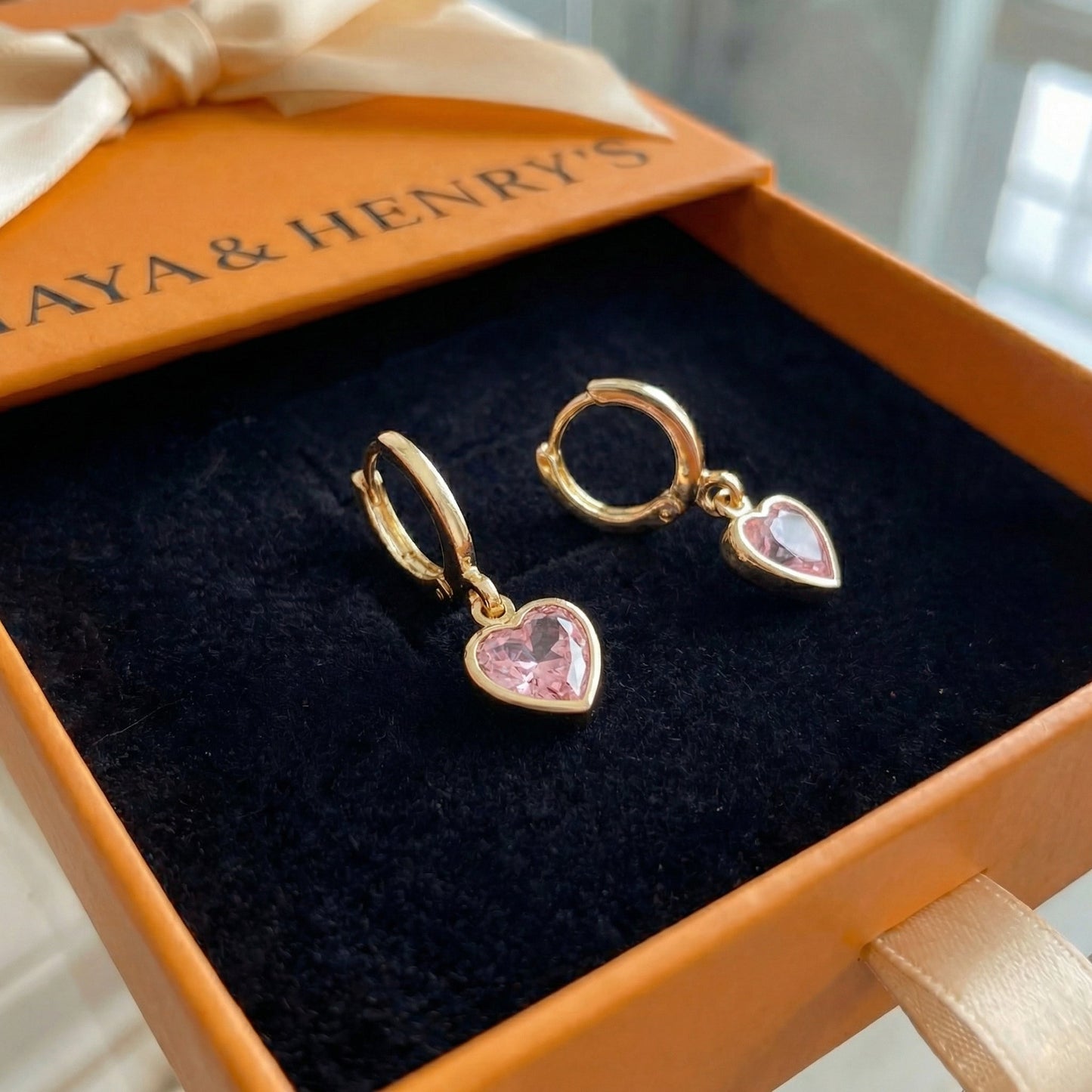Aretes Colgantes Cupid con Dije | Oro